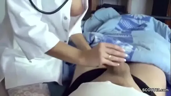 HD Nurse jerks off her patient bovenbuis