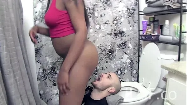 HD Nikki Ford Toilet Farts in Mouth bovenbuis