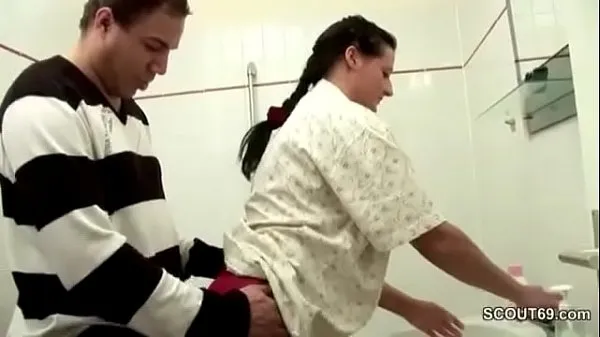 HD German Step-Son Caught Mom in Bathroom and Seduce to Fuck 顶部管