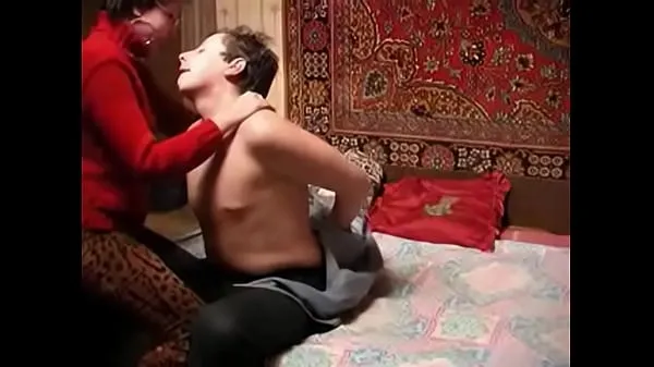 HD Russian mature and boy having some fun alone 顶部管