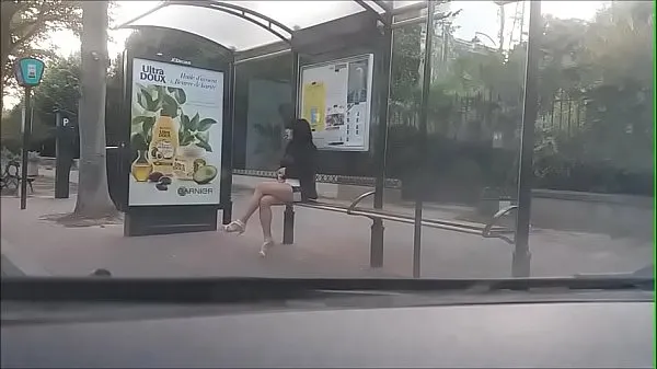 HD bitch at a bus stop tiub teratas
