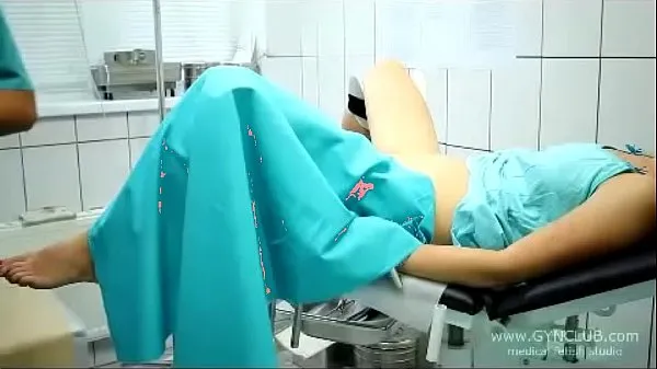 HD beautiful girl on a gynecological chair (33 horní trubice