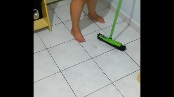 HD girlfriend tidying the room horní trubice