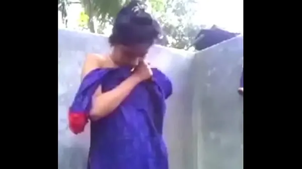 HD Indian Desi girl bathing video tiub teratas