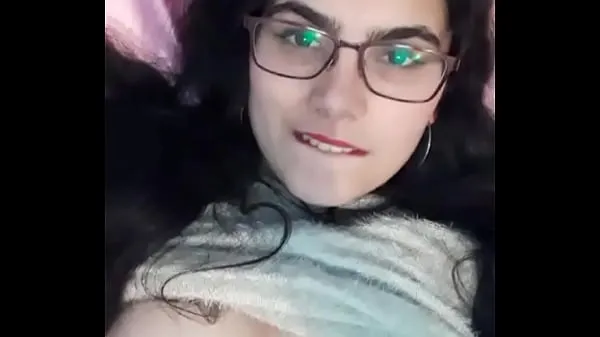 HD Nymphet little bitch showing her breasts horní trubice