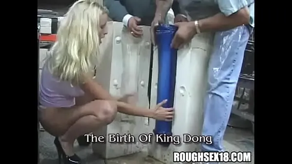 HD Blonde babe gets a giant dildo in the mail 탑 튜브