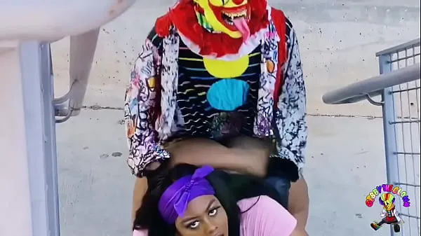 HD Juicy Tee Gets Fucked by Gibby The Clown on A Busy Highway During Rush Hour top Tube