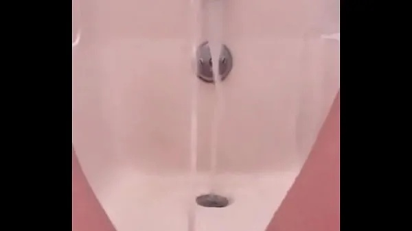 HD 18 yo pissing fountain in the bath üst Tüp