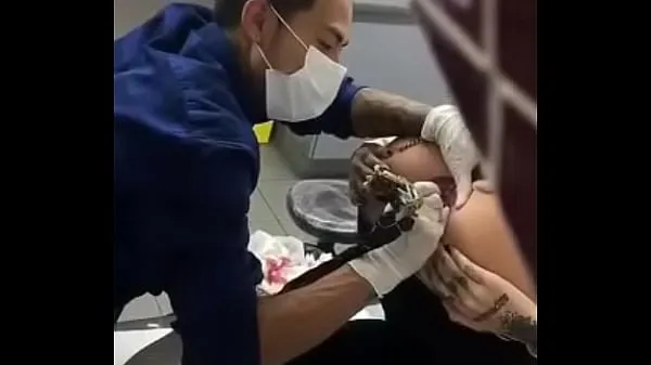 HD Женщина татуирует ее задницу ссылка полное видео верхняя трубка
