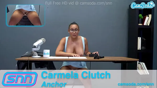 HD Camsoda News Network Reporter reads out news as she rides the sybian الأنبوب العلوي