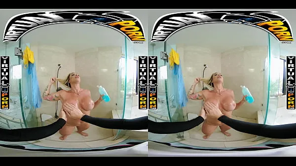 HD Busty Blonde MILF Robbin Banx Seduces Step Son In Shower bovenbuis