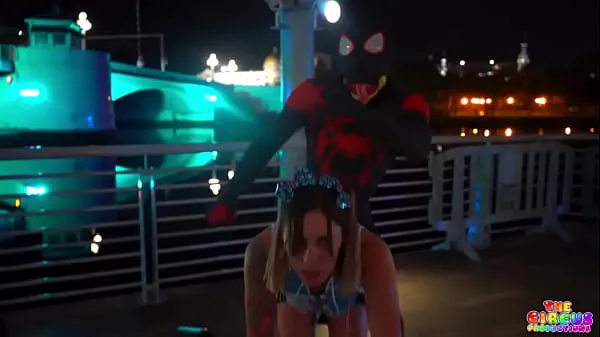 HD Gibby the clown fucks the dog sh!t out of Jaelynnpiggs outside dressed as Spider-Man top Tube