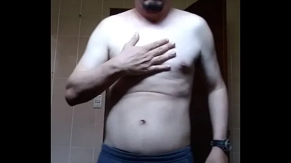 HD shirtless man showing off bovenbuis
