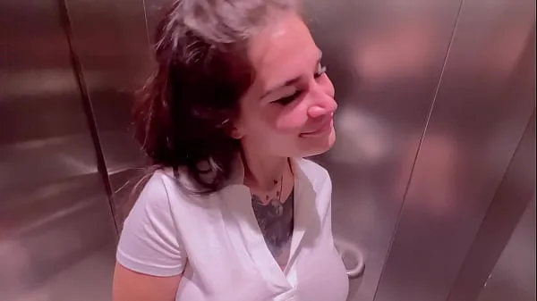 HD Beautiful girl Instagram blogger sucks in the elevator of the store and gets a facial tiub teratas