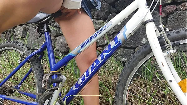 HD Student Girl Riding Bicycle&Masturbating On It After Classes In Public Park 顶部管