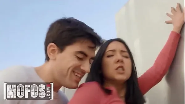 HD Lucky Jordi Meets Busty Valeria Valois Who Desperately Asks For His Help In Exchange With A Nice Blowjob - Mofos ٹاپ ٹیوب