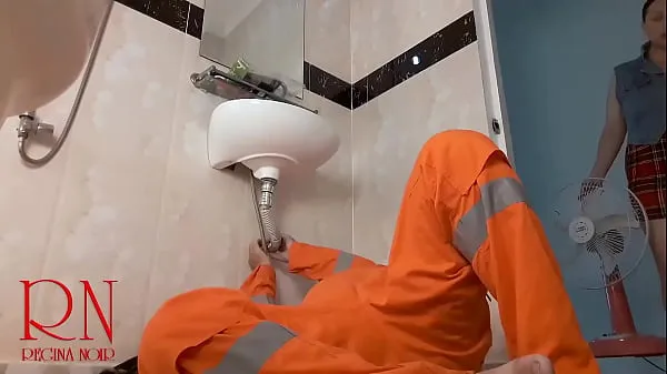 HD Housewife without panties seduces plumber. s1 ٹاپ ٹیوب