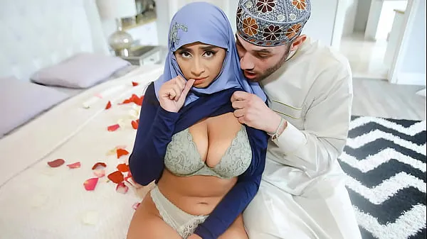 HD Arab Husband Trying to Impregnate His Hijab Wife - HijabLust tiub teratas