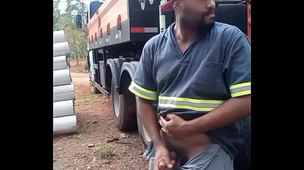 HD Worker Masturbating on Construction Site Hidden Behind the Company Truck 顶部管